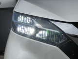 【LEDヘッドライト】とっても明るいLEDヘッドライトが装着されているので、夜の運転も明るく安全です。