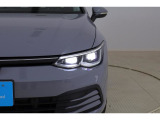 LEDマトリックスヘッドライト IQ.LIGHT:フロントカメラで対向車や先行車を検知し、マトリックスモジュールに搭載された32個のLEDを個別に制御することで最適な配光を行います。