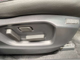 【運転席パワーシート&ドライビングポジションメモリー機能】運転手にあったシートパターン設定可能です。