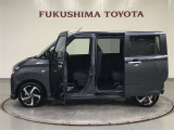 【まるごとクリーニング】シートを取り外し、車内を徹底洗浄。隅々まで丁寧に仕上げています。