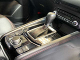 【オートブレーキホールド】停車中にブレーキペダルから足を放しても、ブレーキを自動的に制御して、車両の停車状態を保持する機能です。信号待ちなどの停車時に運転者の負担を軽減します。