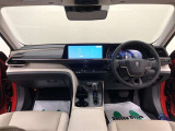 ディスプレイや操作スイッチを水平に集約、運転中の視線移動や動作を最小化できるようなレイアウトになっています。ドライバーは運転に集中でき、一緒に乗る方は心地よく移動を楽しめる空間となっています。
