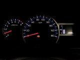 昼間でも見やすいオプティトロンメーターです。運転席前に配置し、フードを低く抑えることで運転中の視界の邪魔にならないので、視界も良好です!
