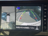 アラウンドビューモニターです。4つのカメラからの映像を合成・処理することで空から見下ろすような視点で周囲を確認でき、駐車時のクルマの位置確認がスムーズになります。