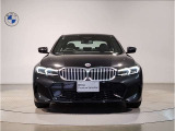 【BMWの伝統-1】BMWの特徴的な&ldquo;キドニーグリル&rdquo;は、80年以上続く伝統の形でございます。変わらないこだわりのデザインが、プレミアムブランド&ldquo;BMW&rdquo;を創り出します。