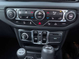 デュアルゾーンオートエアコンを装備しておりますので運転席側と助手席側の温度調節が別々に可能です。