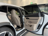 ご納車後は最寄りのポルシェセンターにてメンテナンス、保証をお受けいただけます。