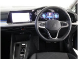 レザーステアリングにデジタルメーターです!車両情報、ナビをメーター画面内で確認できます)お客様の運転をサポートします!