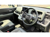 カジュアルな車内デザインです☆快適なフロントシートと操作しやすい運転席まわりが魅力です♪