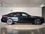 【BMWの伝統-3】BMWのお車は、&ldquo;駆け抜ける歓び&rdquo;を体現しております。走行の安定性とコーナリングの良さを追求し、思い通りにハンドルの操作可能です。
