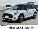 街乗り中心で使いやすいMINIをお探しの方に。後席と荷室に余裕があり、日常使いしやすい一台です。正規ディーラー認定中古車のため、遠方のお客様にもご安心してお乗りいただけます。