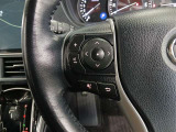ステアリングには運転中でも簡単に操作できる各種スイッチついてます