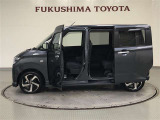 【まるごとクリーニング】シートを取り外し、車内を徹底洗浄。隅々まで丁寧に仕上げています。
