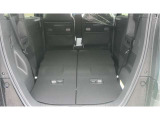 後席シートはフラットにすることが可能です♪ シートを倒せば広々とした荷室空間となり、大きなお荷物の積載にも便利です☆