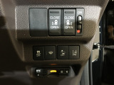 両側電動スライドドア。荷物で手が塞がる時など簡単にドアの開閉が出来ます。視認性もよく操作しやすいインパネ回りのスイッチ類です。