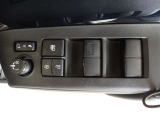 スマートキーが近くにあればスイッチ1つでエンジンスタートができます。パワーウィンドウスイッチで運転席から全席の窓の開閉ができます。