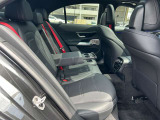 メルセデスのシートは少し硬めになっております。長時間の運転の際、適度な反発があることでお尻や腰の負担を減らす効果が御座います。