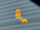 【ブラインドスポットインフォメーション】走行中、ドアミラーの死角になりやすい箇所に後続車が接近するとサイドミラー付近に警告を表示、ドライバーに注意喚起をしてくれます。
