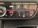 運転席と助手席にはシートヒーターが付いています☆寒い時期に腰周りを温めてくれるので体全体が温まりやすいのは勿論、暖房と違い顔に風が当たらないので、乾燥肌やドライアイの方でも大丈夫☆