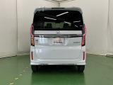 後席の窓には外から車内が見えにくくなるプライバシーガラスを採用。周りを気にせずリラックスして過ごせます