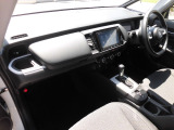 水平基調のインパネは運転者の広い視覚を確保しています。右左折時に歩行者の存在を気づきやすい工夫もされています。