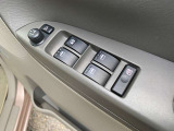 運転席側スイッチでは、各席の窓ガラスの開閉ができます。