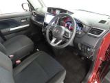 シンプルで使いやすいデザインの運転席です。