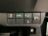 衝突の危険がある時に警告してくれる衝突軽減ブレーキ。車線を外れそうな時に警告し、ステアリング制御してくれる路外逸脱制御機能搭載!