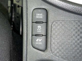 【横滑り防止機能】 車両走行安定補助システム搭載  車が横滑りしそうになった際に、横滑りを防ぐ安全装備が付いています。