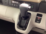 インパネシフトを採用しているので、前席の足元も広々としています。運転席と助手席の行き来もスムーズです!