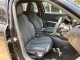 シートはファブリック&テップレザー仕様です。ホールド感のあるフロントシートは長時間の運転でも疲労感を感じさせず、腰への負担も軽減させます