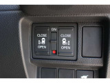 リアは両側パワースライドドアで、開閉には運転席のスイッチ、またはスライドドアのドアハンドルを少し引くだけで自動開閉します。