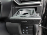 カップホルダーは運転席や助手席からちょうど手の届く位置です!!