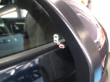 【ブラインドスポットインフォメーション】走行中に、斜め後ろの車を検知すると、ドアミラーのマーク点灯にてお知らせします。