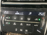 【左右独立型フルオートエアコン】運転席と助手席でそれぞれお好みの温度に設定可能。同乗者にも配慮した、快適な空調をお届け致します。