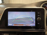 【バックモニター】駐車時に後方がリアルタイム映像で確認できます。大型商業施設や立体駐車場での駐車時や、夜間のバック時に大活躍?