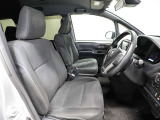 ゆったり室内で運転もしやすいです♪使い勝手の良い配置も考えられています!!