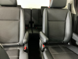 車外に出なくても運転席から3列目シートまで移動が可能です。子育てや荷物が多いときなど利便性が高いです