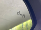 【ブラインドスポットモニター】走行中、ドアミラーの死角になりやすい箇所に後続車が接近するとサイドミラーのレンズに警告を表示!ドライバーに注意喚起をしてくれます。