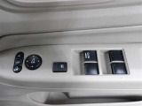 運転席から左右のドアミラーの開閉が可能です♪駐車場でのドアミラーの折り畳みが簡単です♪