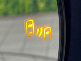【ブラインドスポットモニター】走行中、ドアミラーの死角になりやすい箇所に後続車が接近するとサイドミラー付近に警告を表示、ドライバーに注意喚起をしてくれます。