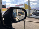 隣車線を走る車両をレーダーで検知し、ドアミラーでは確認しにくい後側方エリアに存在する車両に加え、急接近してくる車両も検知します。車両を検知するとドアミラーに搭載されたLEDインジケーターが点灯します。
