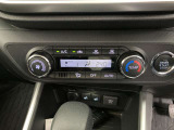 オートエアコンは温度を設定するだけで、自動で風量などを設定してくれます。運転しながら操作も必要ないので、安全性も向上します。