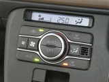 【オートエアコン】車内温度を感知して自動で温度調整をしてくれるのでいつでも快適な車内空間を創り上げます!どの席に座っても快適なドライブが楽しめます♪