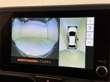 パノラミックビューモニターを装備。駐車場や交差点でクルマを真上から見るように周囲を確認できます。機能の詳細は販売店スタッフまでおたずねください。