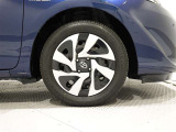 タイヤサイズは(185/60R15)でキャップ付きスチールホイールです。