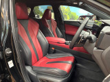 【専用スポーツシート】ホールド性に優れ、カーブ時の体が流れを抑制してくれます。また、体にフィットするから腰や背中が疲れにくく、ロングドライブや高速走行でも快適にお過ごしいただけます♪