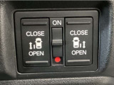 【両側パワースライドドア】両側がパワースライドドアになっており、運転席のスイッチやスマートキーでも開閉が可能です!開口部も広いので乗り降りも楽々♪