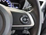 アダプティブクルーズコントロール機能付きです。走行中に先行車の様子を検知しながら、設定した車速の範囲内で先行車との距離のキープを支援します。詳細は販売店スタッフまでおたずねください。