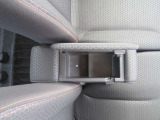 運転席と助手席の間にあるアームレストには小物入れがあります。